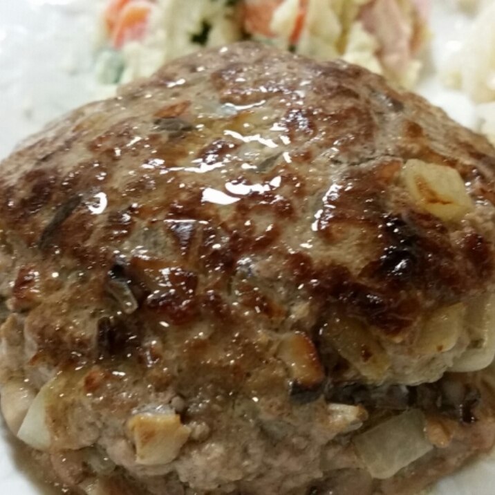 肉の旨味が際立つしいたけ入り大きいハンバーグ